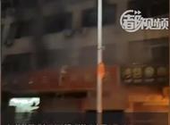 苏州火灾致6死28伤 目击者：报警后，搬6米长铁梯帮忙救人