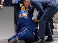 儿子近万张不雅照曝光，自己又当众摔跤！拜登“祸不单行” 特朗普送“慰问”